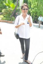 Neetu Singh voting in Khar, Mumbai on 24th April 2014